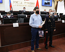 Начальник УМВД России по Брянской области наградил гражданина, который не дал скрыться участнику ДТП с летальным исходом