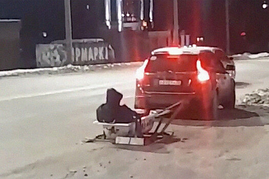 Воронежский водитель провез по дороге мужчину в ванне