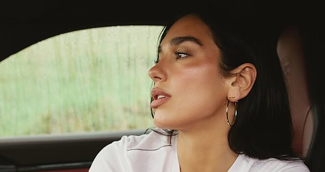 Дуа Липа сфотографировалась в коротких шортах рядом с Porsche