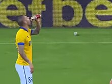 Болгарский футболист хлебнул пивка и забил гол перед свистком