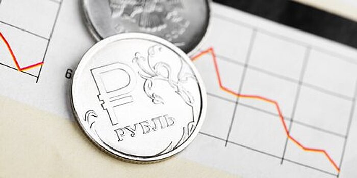 Курс рубля заметно снижается к доллару и евро