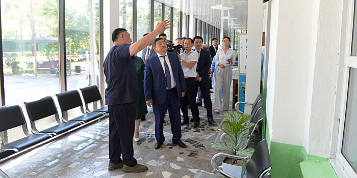 Акылбек Жапаров проинспектировал медучреждения в Бишкеке