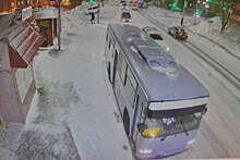 В Петропавловске-Камчатском автобус переехал пенсионерку, выпавшую из салона