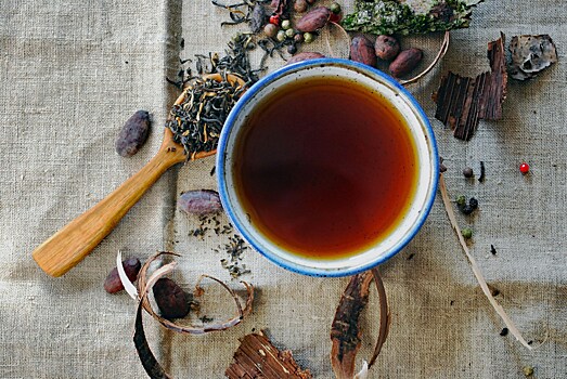 Крепкий черный чай может вызвать головную боль, считает диетолог