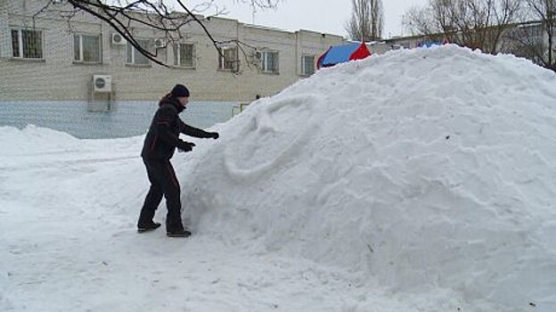 В Пензе активисты сооружают снежные горки с эмблемой города