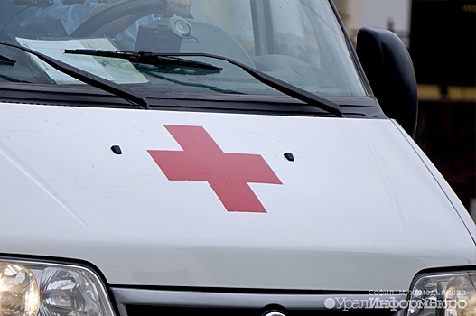 Жительница Челябинска на ходу вышла из машины скорой и погибла