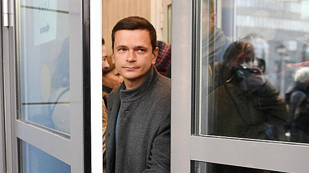 Илья Яшин отсудил 100 тысяч рублей у РИА ФАН по иску о защите чести