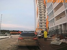 В Татарстане женщину чуть не убило выпавшим стеклопакетом. Видео