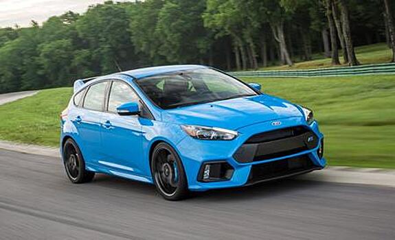 Ford Focus RS безжалостно уничтожают на свалке