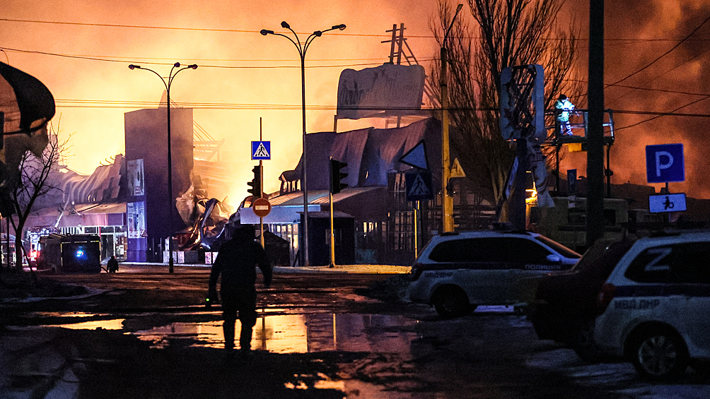 Последствия обстрела со стороны ВСУ торгового центра "Галактика" в Никитовском районе города