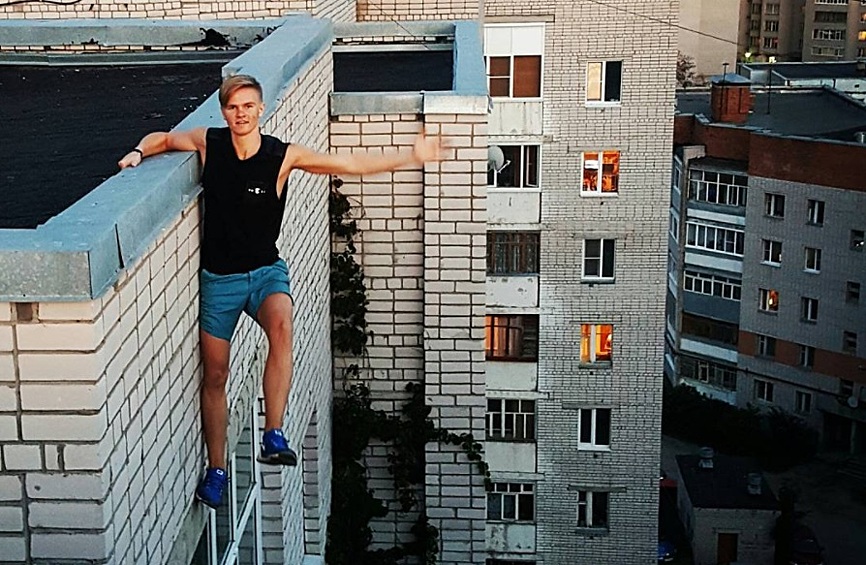 Семнадцатилетний руфер Андрей увлекался экстремальными фотографиями. Он покорил не одну крышу и старательно готовился из раза в раз, продумывая страховку. Но этот снимок стал последним: руфера подвел порвавшийся трос, за который держался молодой человек. Фото сделано за 10 секунд до его смерти.