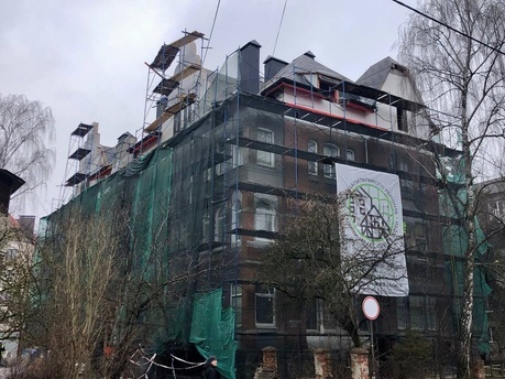 В Калининграде восстановили фронтоны на увитом плющом доме на Зоологической