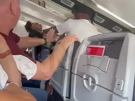 Мужчина и женщина подрались в проходе самолета в США и попали на видео