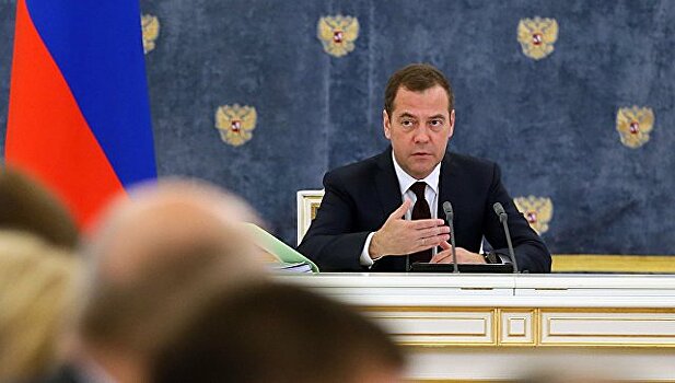 Медведев: власти будут добиваться дальнейшего снижения стоимости кредитов