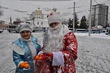 В Самаре на рейс выехал новогодний троллейбус со Снегурочкой и Дедом Морозом