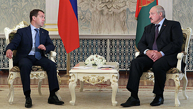 Лукашенко назвал Медведева "закоренелым другом"