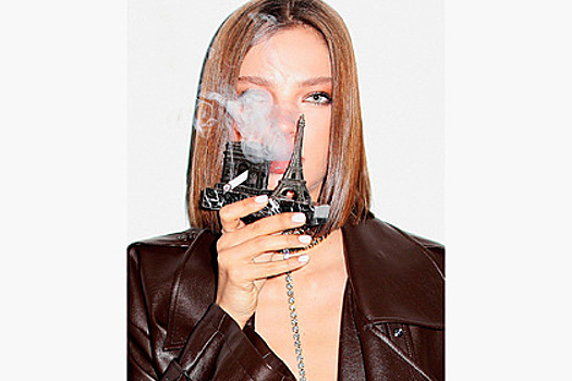 Алеся Кафельникова покурила в плаще на голое тело для новой фотосессии