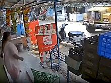 Клиентка магазина чудом увернулась от несущегося грузовика