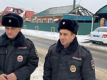 В Республике Татарстан сотрудники полиции вывели супружескую пару из горящего дома