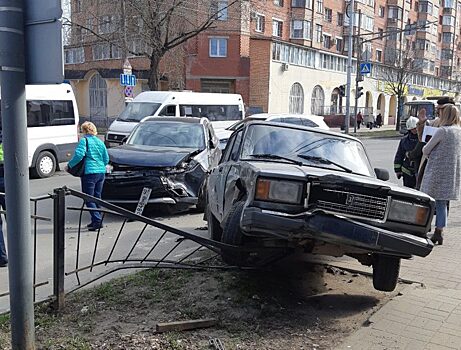 Lada повисла на ограждениях после ДТП в центре Калуги