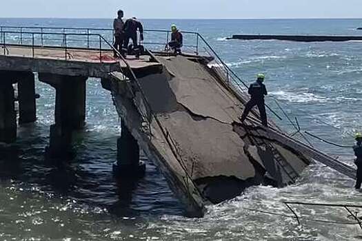 В Алуште на Набережной улице обрушился причал с четырьмя рыбаками