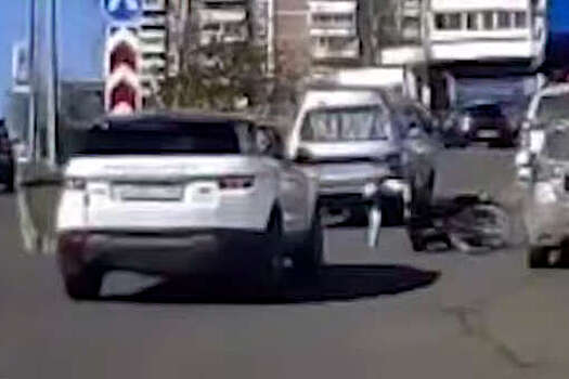 В Иркутской области на видео попало, как Land Rover переехал упавшего велосипедиста