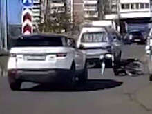 В Иркутской области на видео попало, как Land Rover переехал упавшего велосипедиста