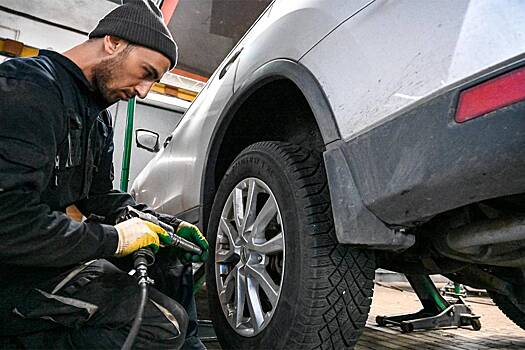 Водителям назвали подходящее время для смены летней резины