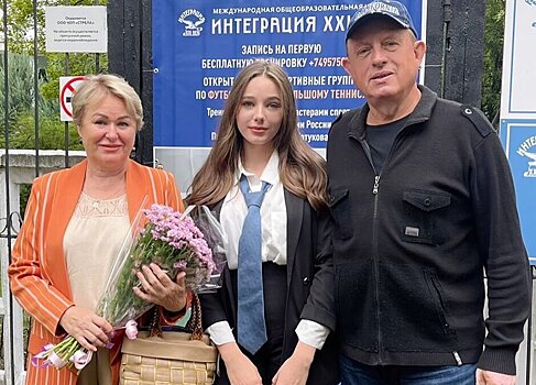 Афрокудри и черное мини: дочь Юлии Началовой выступила на школьном концерте