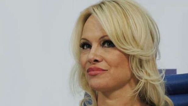 Памела Андерсон пришла на модный показ без макияжа