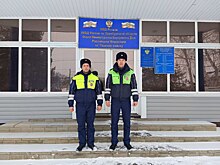 Оренбургские полицейские спасли семью от холода на трассе