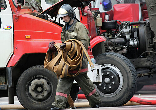 Пожарным предложили разрешить эвакуацию мешающих автомобилей