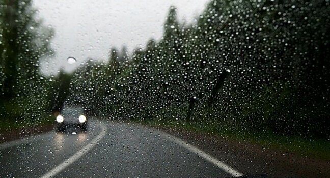 Автоэксперт рассказал о правилах вождения во время дождя
