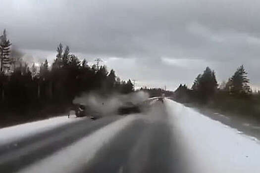 Под Северодвинском на видео сняли, как авто с женщинами разлетелись от удара