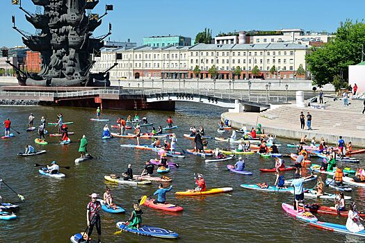 В Москве прошёл костюмированный SUP-заплыв: самые яркие фотографии дня