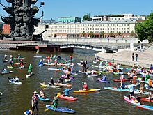 В Москве прошёл костюмированный SUP-заплыв: самые яркие фотографии дня