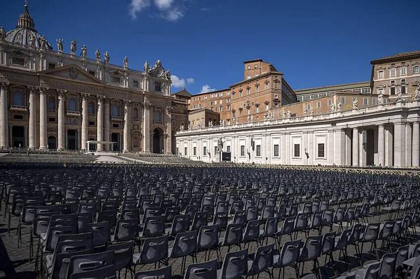 Огромное количество свободных стульев на площади Святого Петра перед прямой трансляцией воскресной молитвы папы Франциска 8 марта.