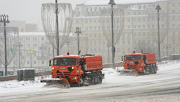 Работы по вывозу снега в Москве продолжаются