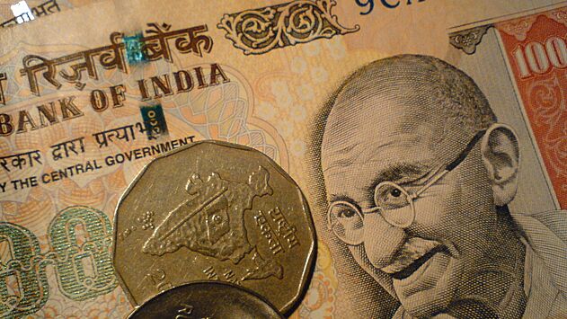 Bloomberg: UCO Bank откроет счет в рупиях в "Газпромбанке"