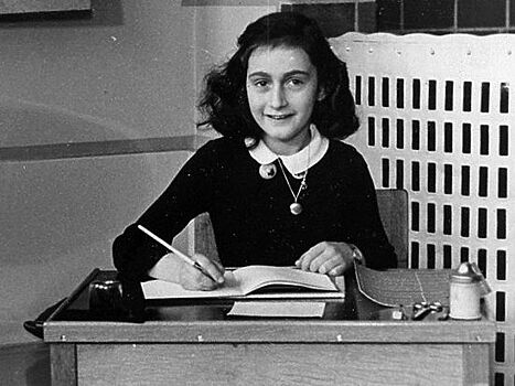 В Польше обнаружена подвеска-«двойник» кулона Анны Франк