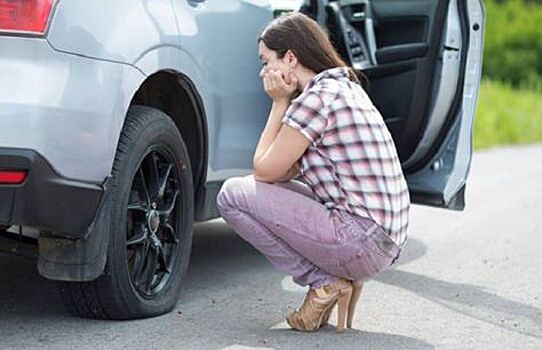 Инспектор ГИБДД хочет оштрафовать за замену колеса на обочине. Как законно избежать штрафа?