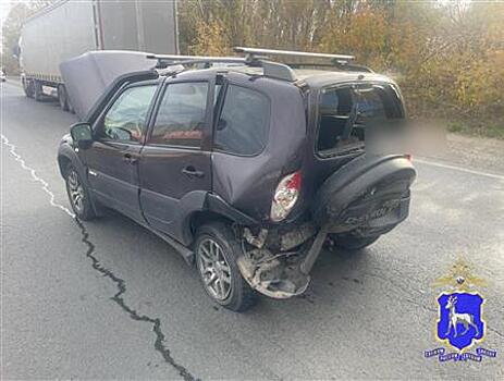 В Самаре Lada Granta врезалась в стоящую на поворот Chevrolet Niva