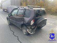В Самаре Lada Granta врезалась в стоящую на поворот Chevrolet Niva