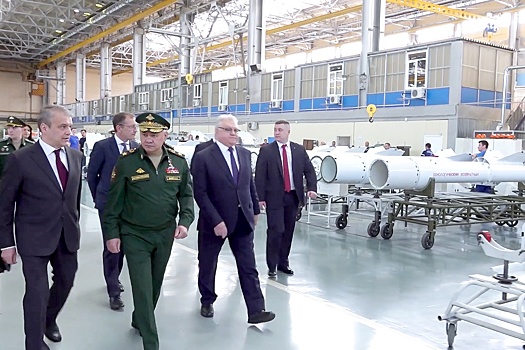 Шойгу проинспектировал предприятие по выпуску комплексов ПВО С-300 "Фаворит", С-400 "Триумф" и С-350 "Витязь"