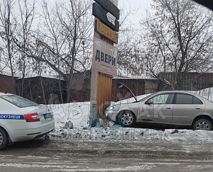 Въехавший в рекламную конструкцию в Новокузнецке автомобиль стал объектом для шуток в Сети