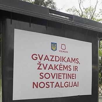 В Вильнюсе установили мусорный бак для гвоздик и советской ностальгии