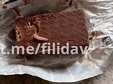 Личинки насекомых в конфетах из «Дикси» попали на видео