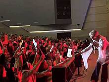 Валенки принесли на концерт Пелагеи поклонники в Новосибирске