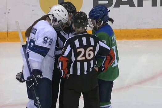 У российской хоккеистки во время матча выпала на лед электронная сигарета