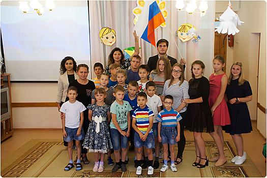 Магнитогорским детям рассказали о флаге России